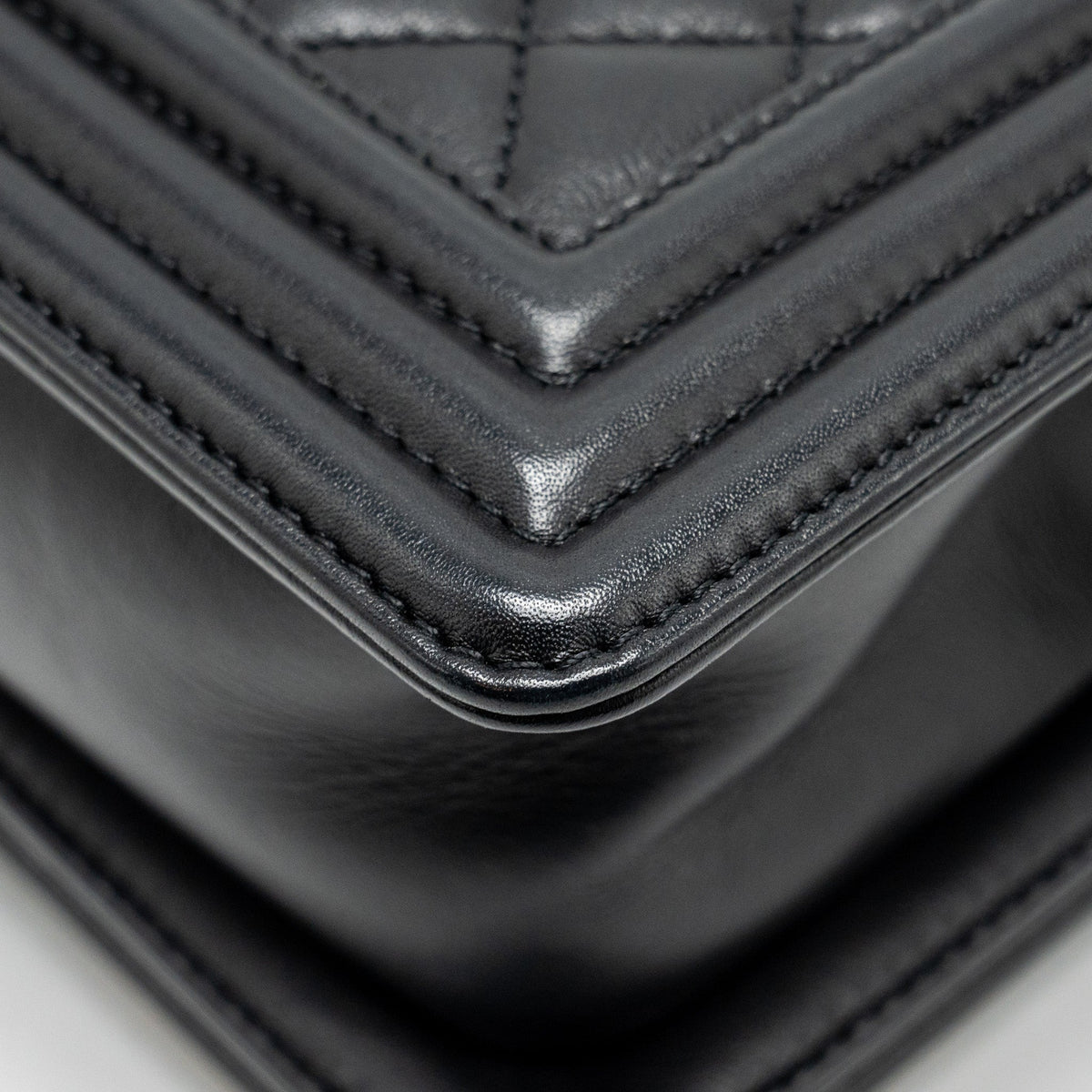 CHANEL SMALL BOY BAG CALFSKIN BLACK GHW (MICROCHIP)