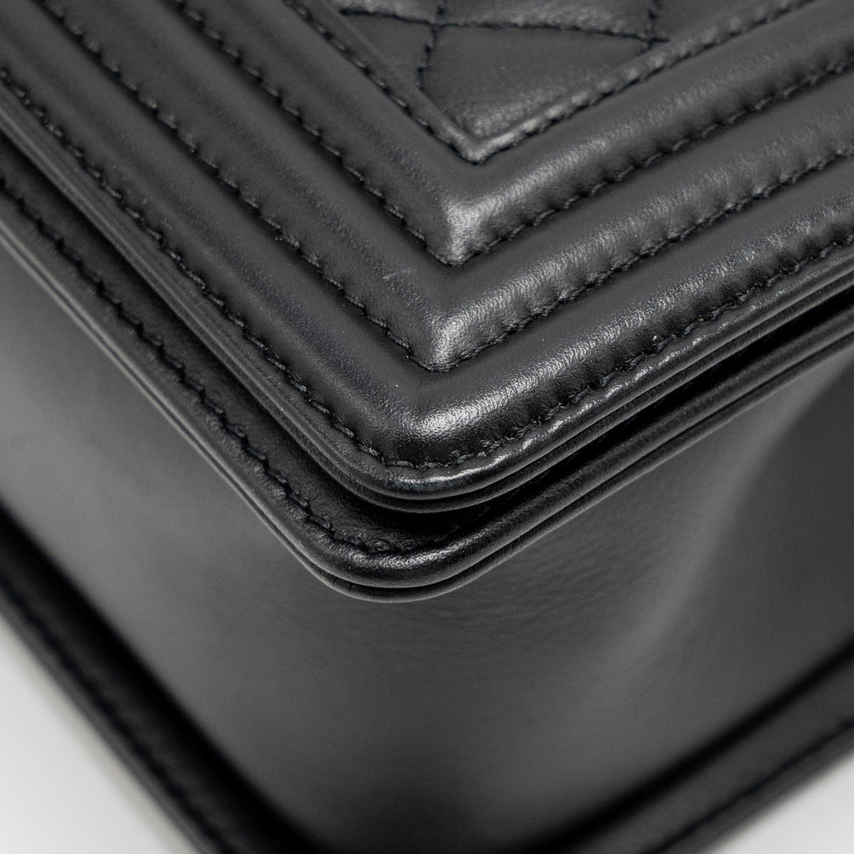 CHANEL MEDIUM BOY BAG CALFSKIN BLACK GHW (MICROCHIP)
