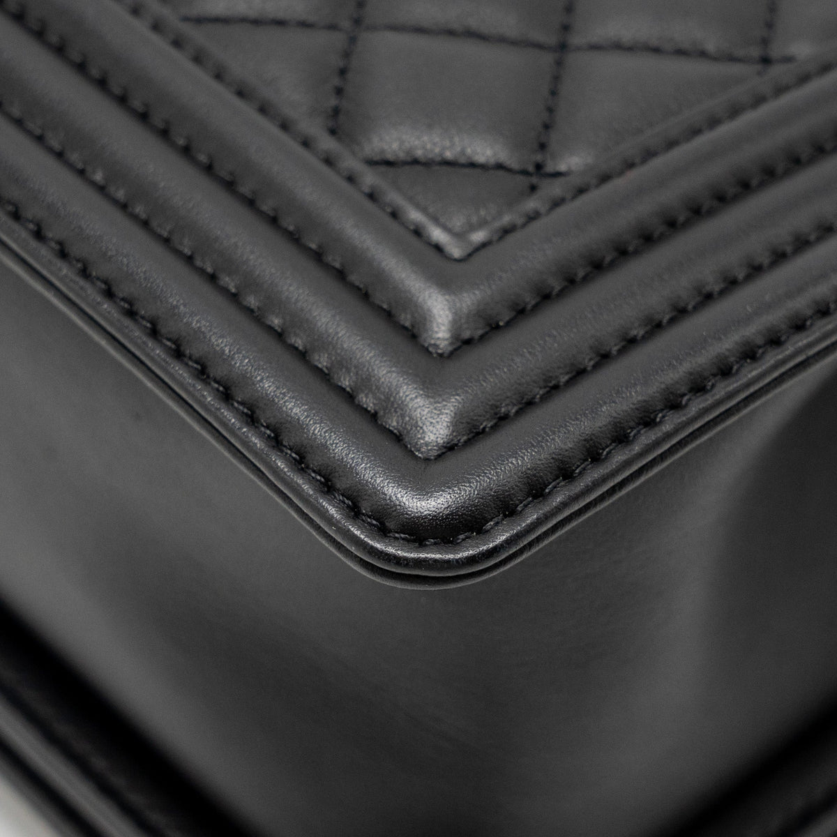 CHANEL MEDIUM BOY BAG CALFSKIN BLACK GHW (MICROCHIP)