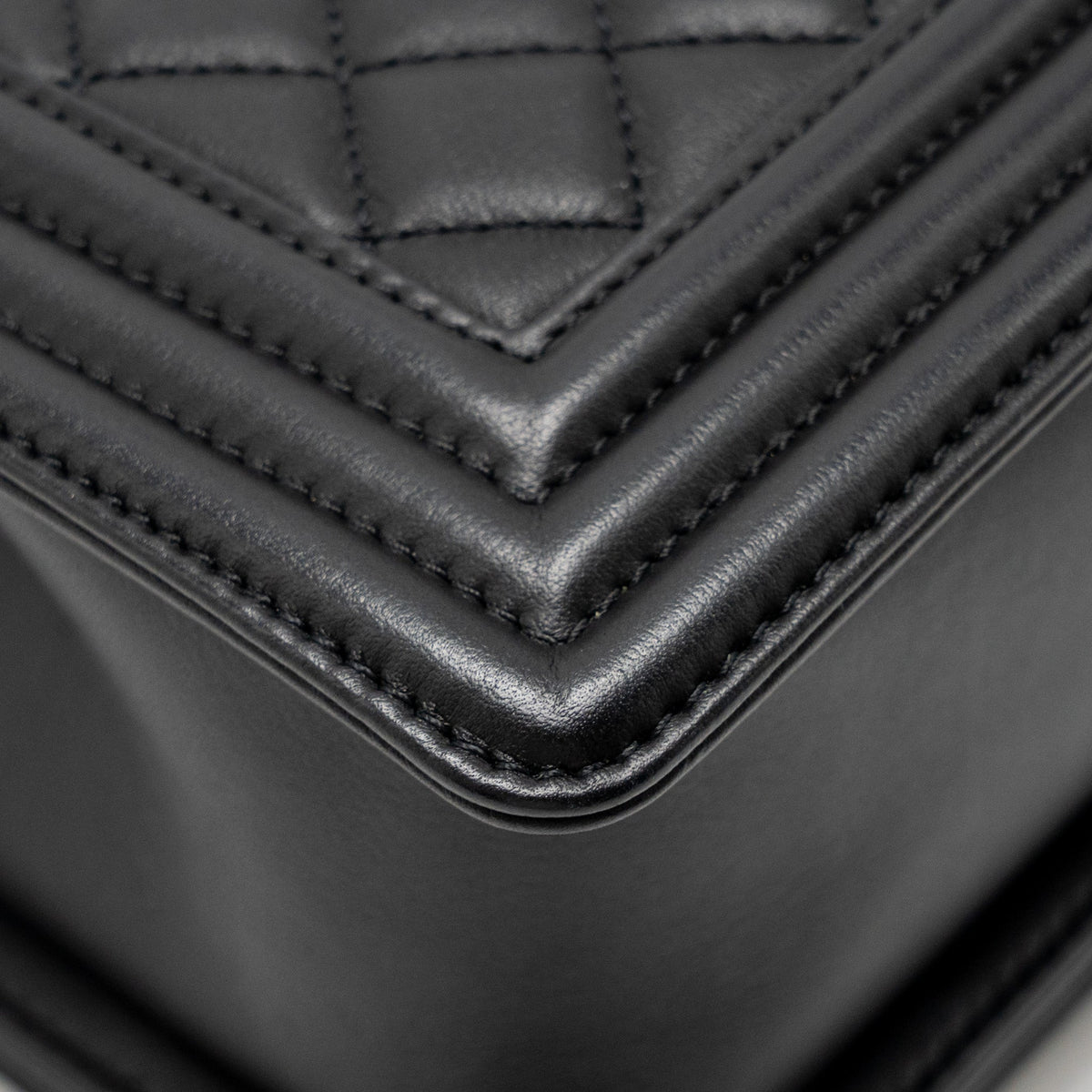 CHANEL MEDIUM BOY BAG CALFSKIN BLACK GHW (MICROCHIP)