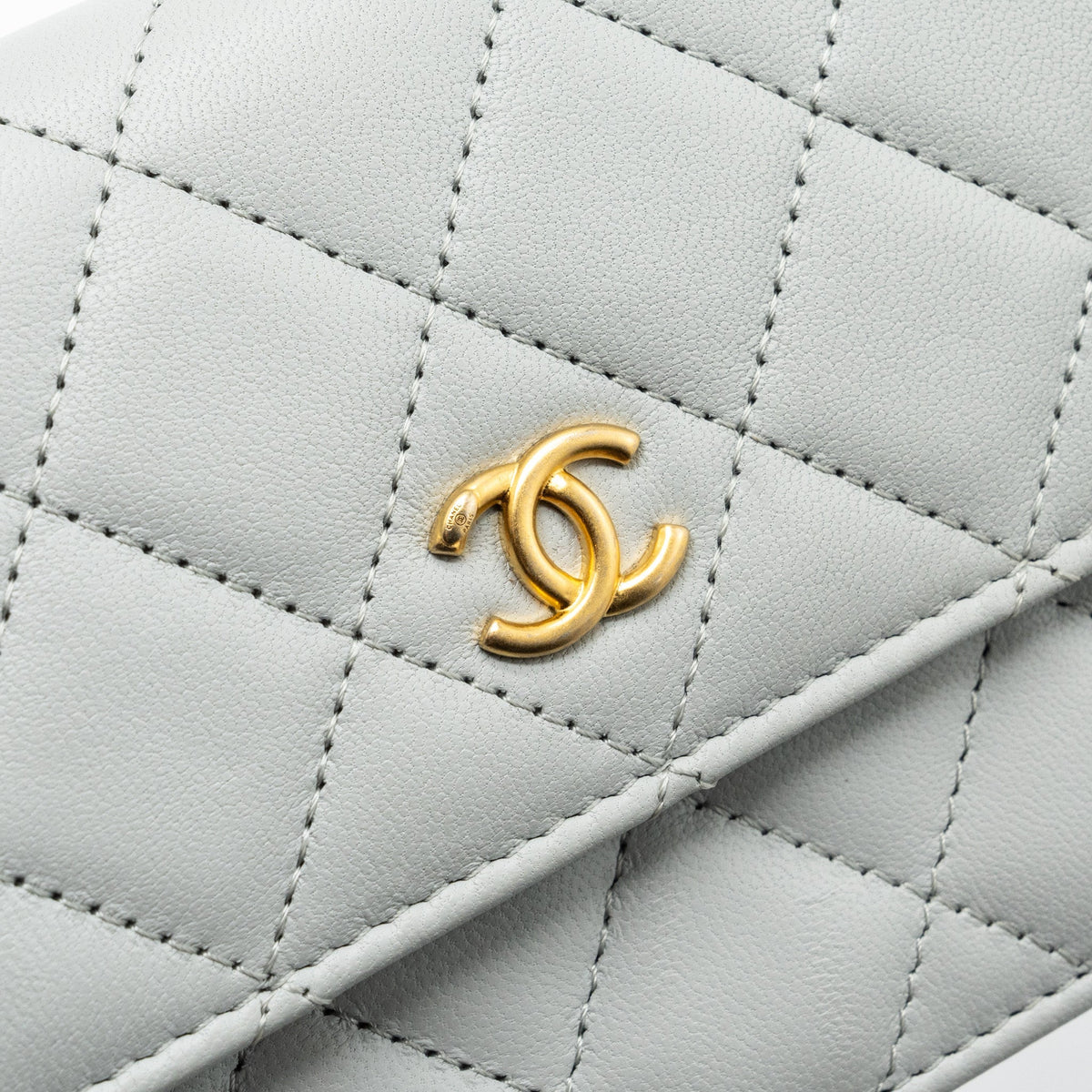 CHANEL PEARL CRUSH MINI WALLET ON CHAIN LAMBSKIN LIGHT GREY BRUSHED GHW(MICROCHIP)