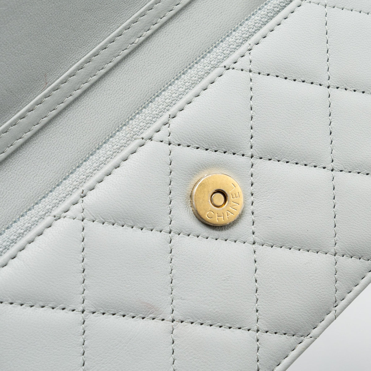 CHANEL PEARL CRUSH MINI WALLET ON CHAIN LAMBSKIN LIGHT GREY BRUSHED GHW(MICROCHIP)