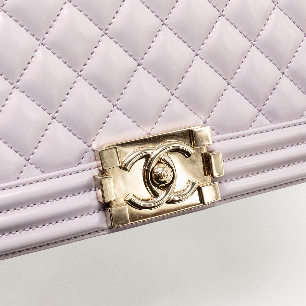 Chanel 16P Medium Boy Bag IRIDESCENT Glazed Calfskin Light Purple LGHW