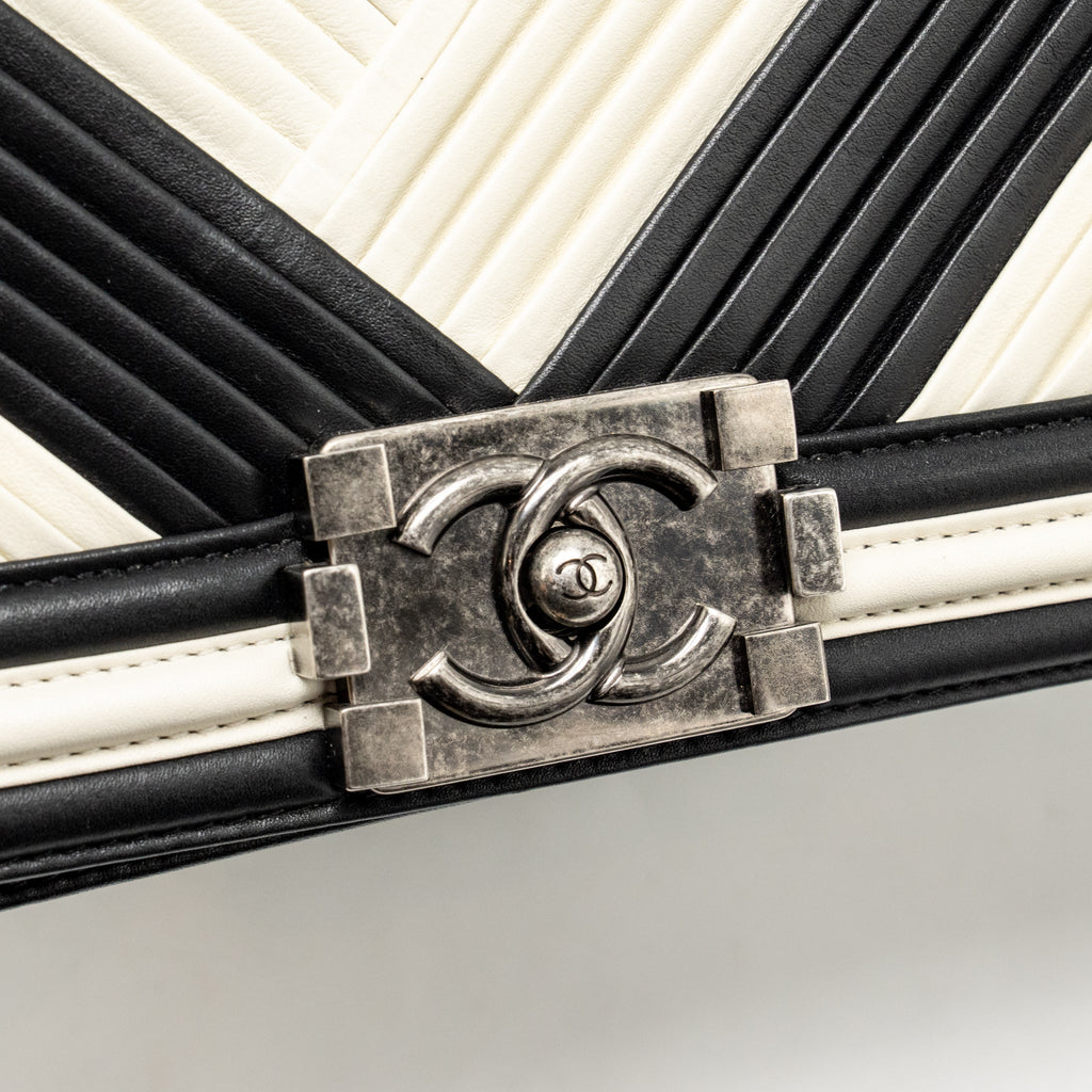 Chanel 16A Medium Boy Bag Pleated Calfskin Black/White RUTHENIUM HARDWARE