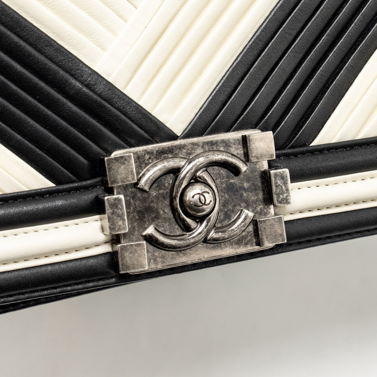 Chanel 16A Medium Boy Bag Pleated Calfskin Black/White RUTHENIUM HARDWARE
