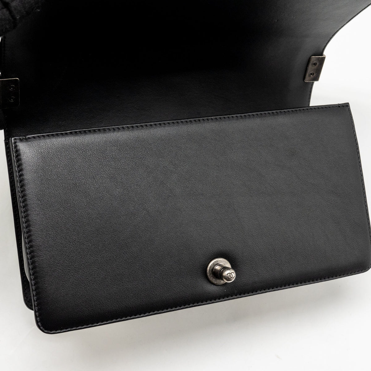 Chanel 16A Medium Boy Bag Pleated Calfskin Black/White RUTHENIUM HARDWARE