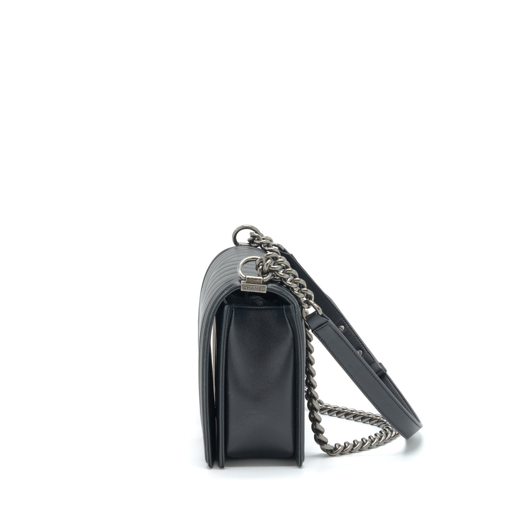 CHANEL NEW MEDIUM CHEVRON BOY BAG CALFSKIN BLACK RUTHENIUM HARDWARE