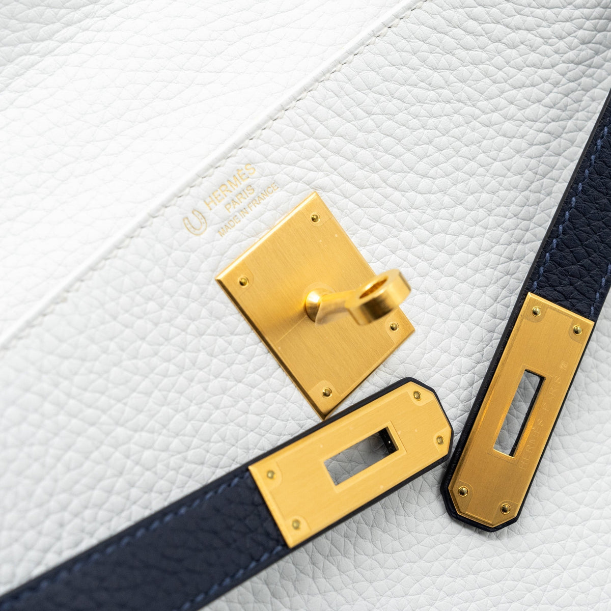 HERMES KELLY 28 SPECIAL ORDER CLEMENCE LEATHER BLANC / BLUE NUIT BRUSHED GHW