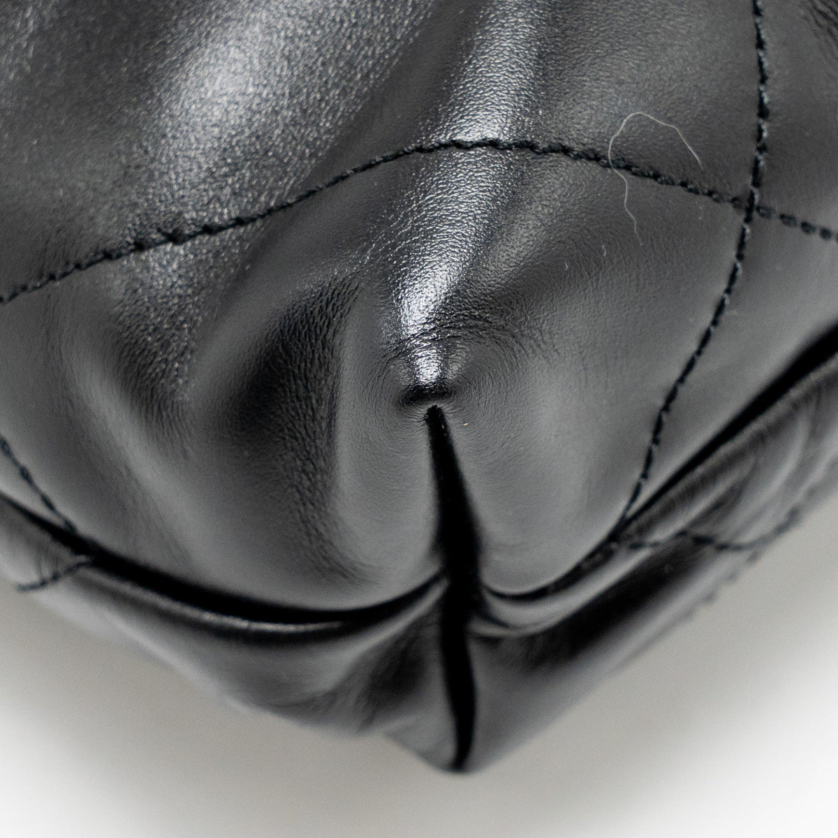 CHANEL MINI 22 BAG CALFSKIN BLACK GHW (MICROCHIP)