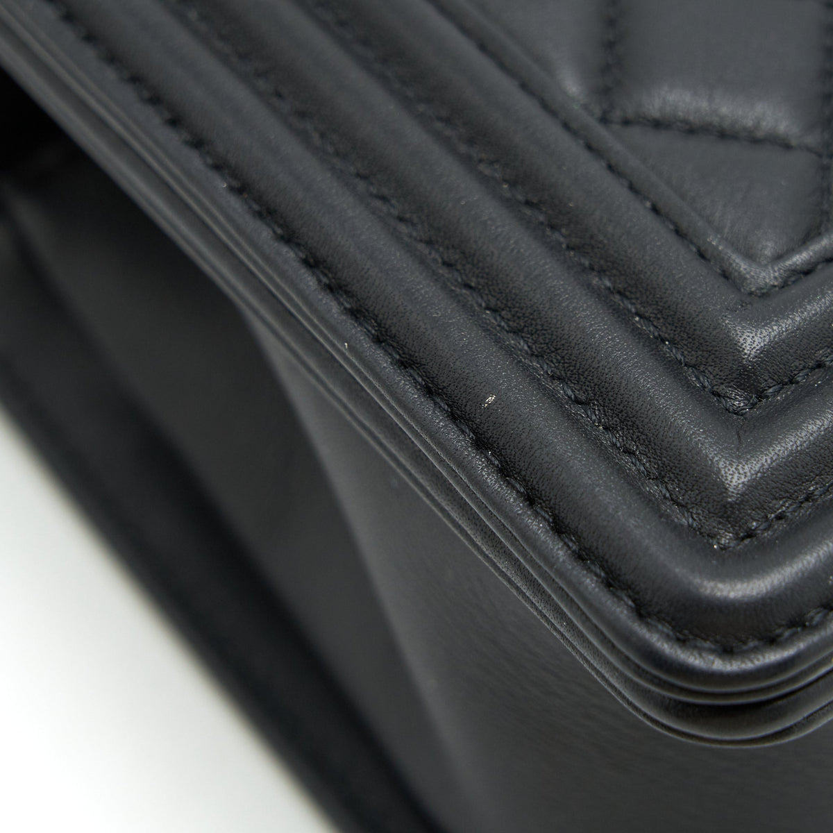CHANEL MEDIUM BOY BLACK LAMBSKIN GHW
