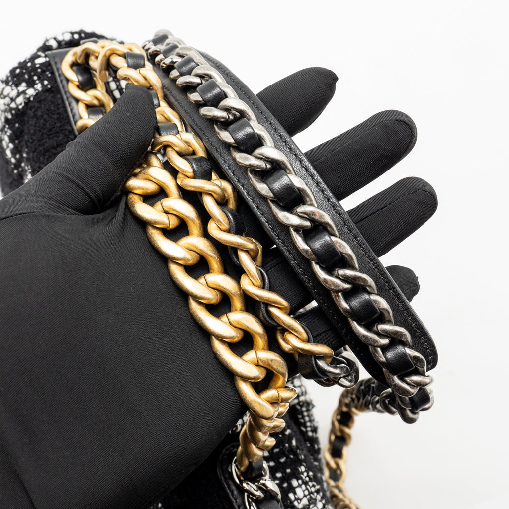 Chanel Small 19 Bag Houndstooth Tweed Black/White Multicolour Hardware
