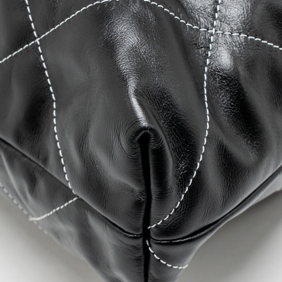 CHANEL MEDIUM 22 BAG WHITE STITCHING CALFSKIN BLACK GHW (MICROCHIP)