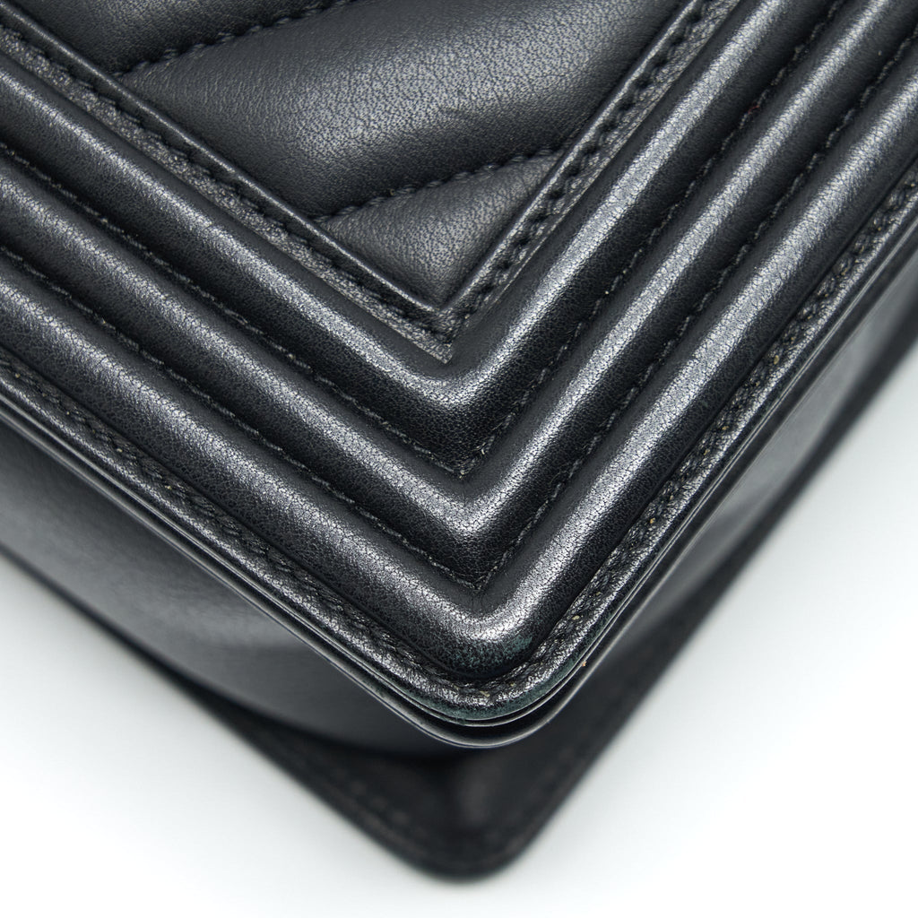 CHANEL NEW MEDIUM CHEVRON BOY BAG CALFSKIN BLACK RUTHENIUM HARDWARE