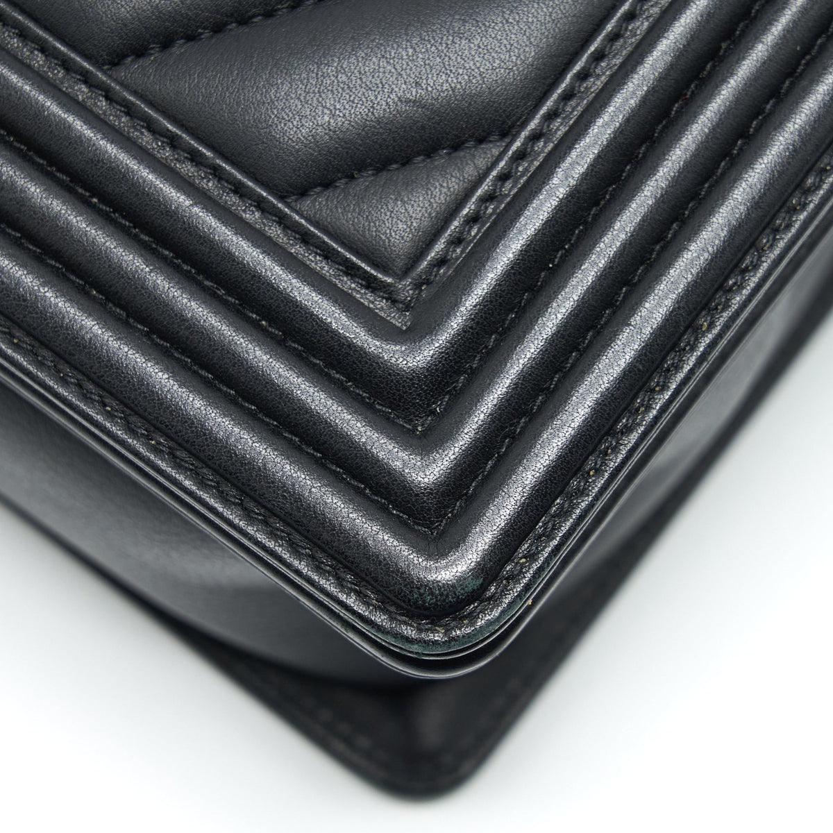 CHANEL NEW MEDIUM CHEVRON BOY BAG CALFSKIN BLACK RUTHENIUM HARDWARE