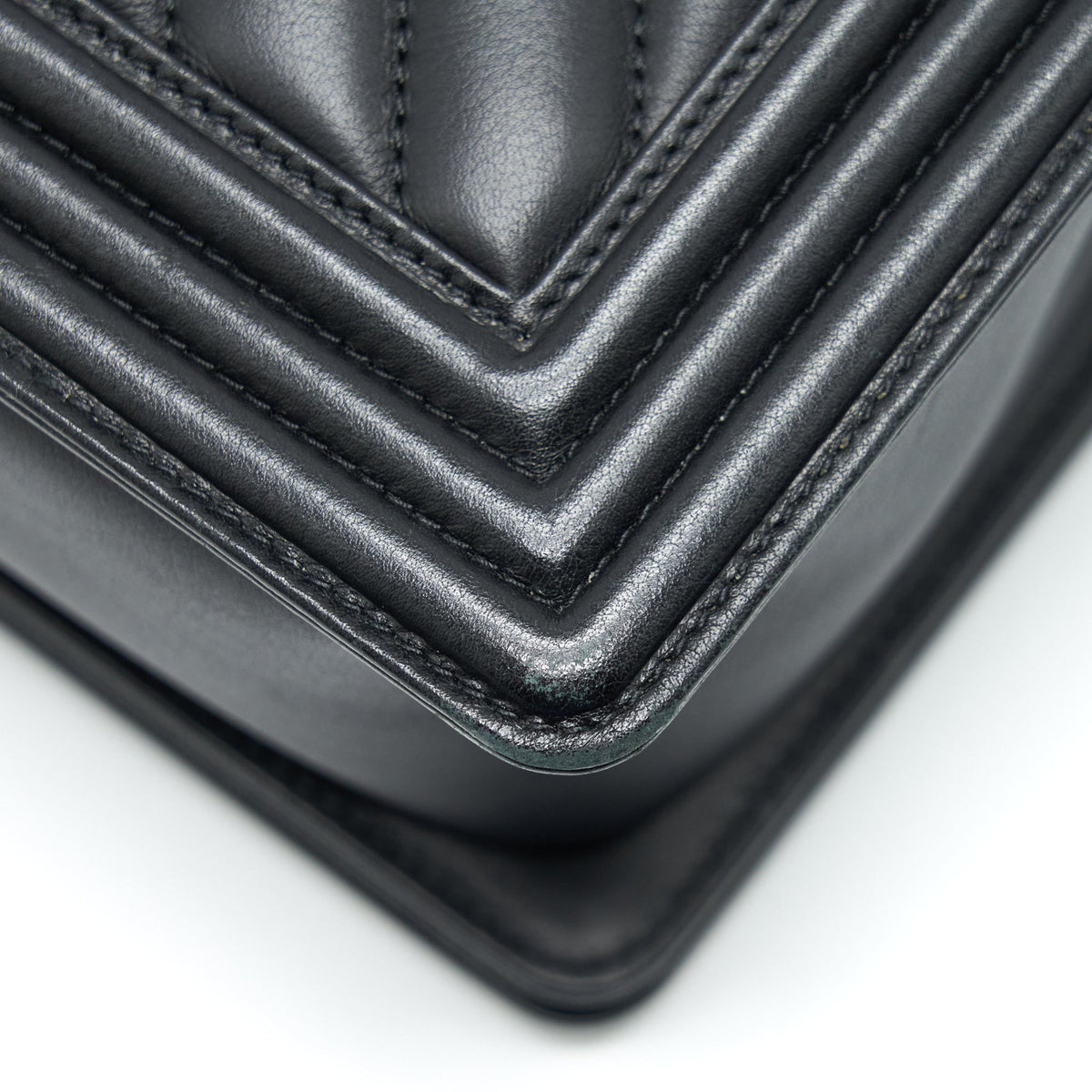 CHANEL NEW MEDIUM CHEVRON BOY BAG CALFSKIN BLACK RUTHENIUM HARDWARE