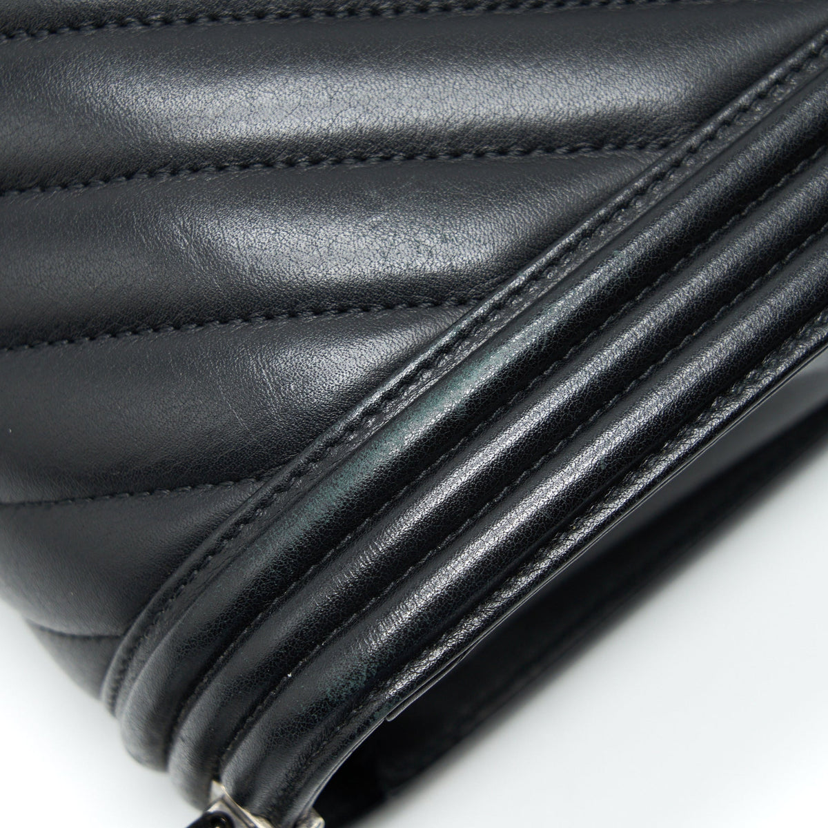 CHANEL NEW MEDIUM CHEVRON BOY BAG CALFSKIN BLACK RUTHENIUM HARDWARE