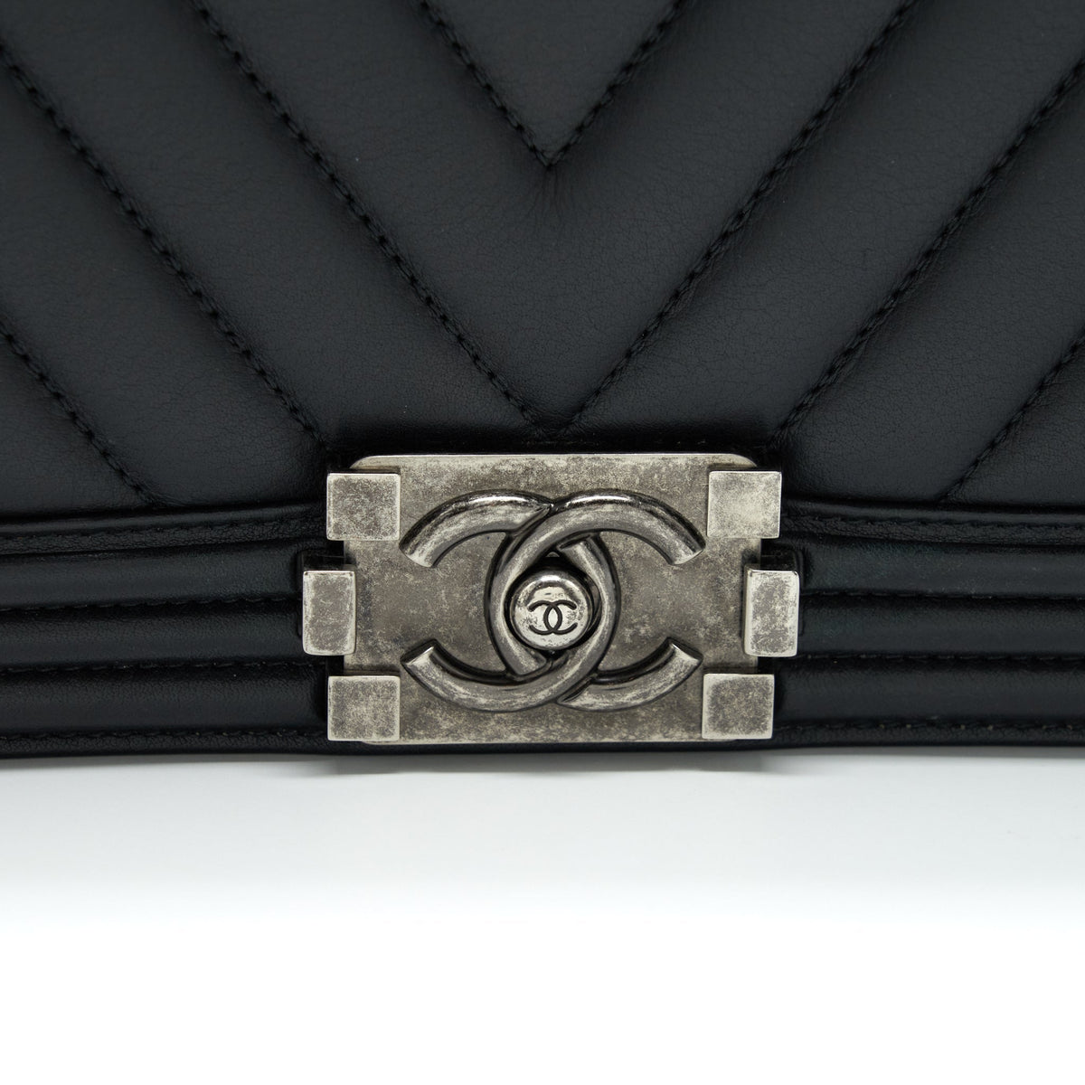 CHANEL NEW MEDIUM CHEVRON BOY BAG CALFSKIN BLACK RUTHENIUM HARDWARE