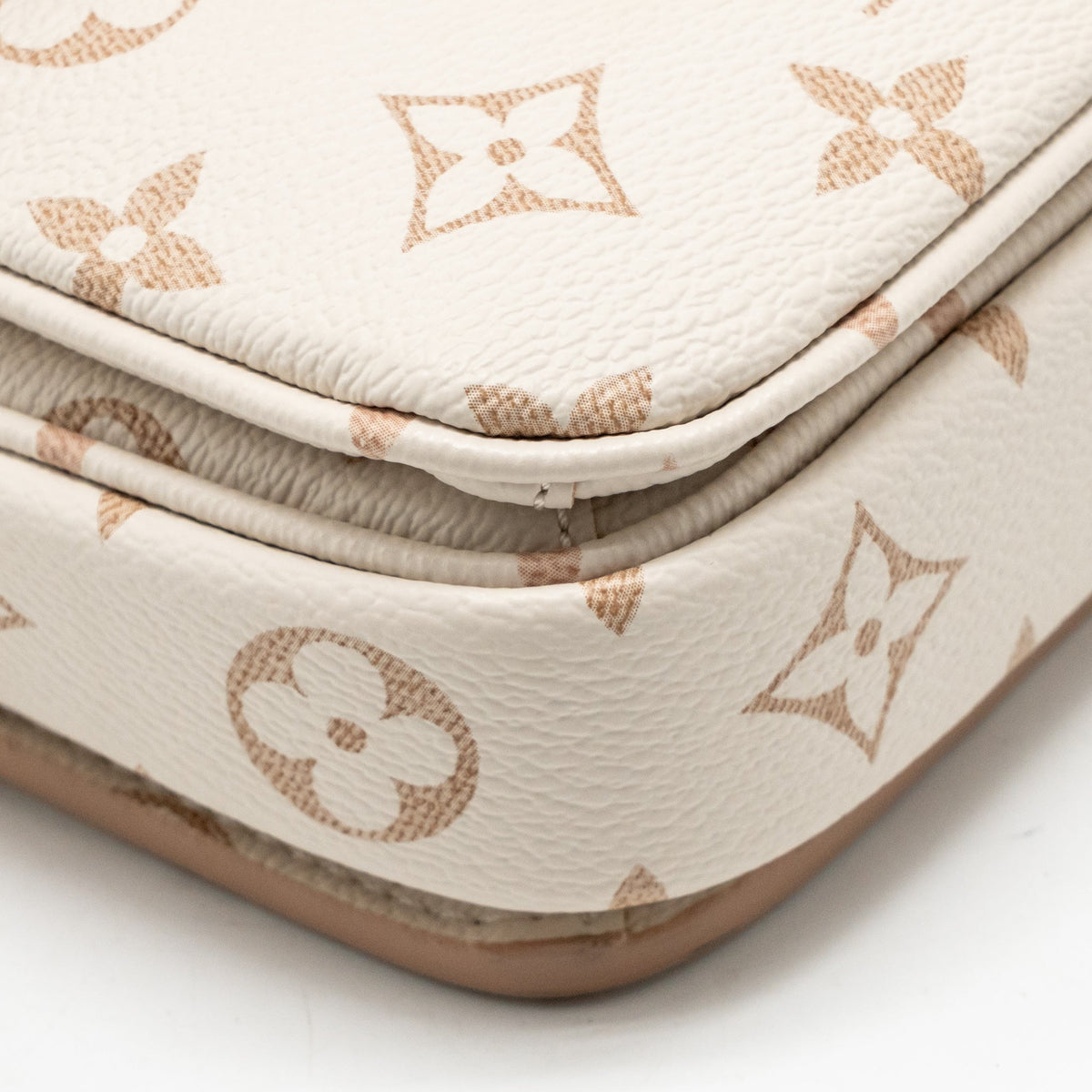 Louis Vuitton Pochette east west monogram dune GHW