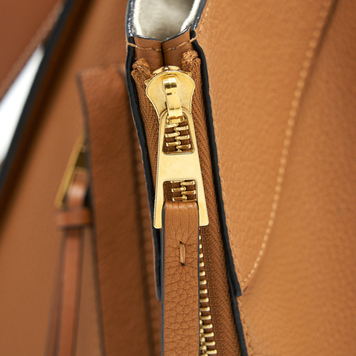 LOEWE SMALL HAMMOCK BAG SOFT CALFSKIN LIGHT CARAMEL GHW