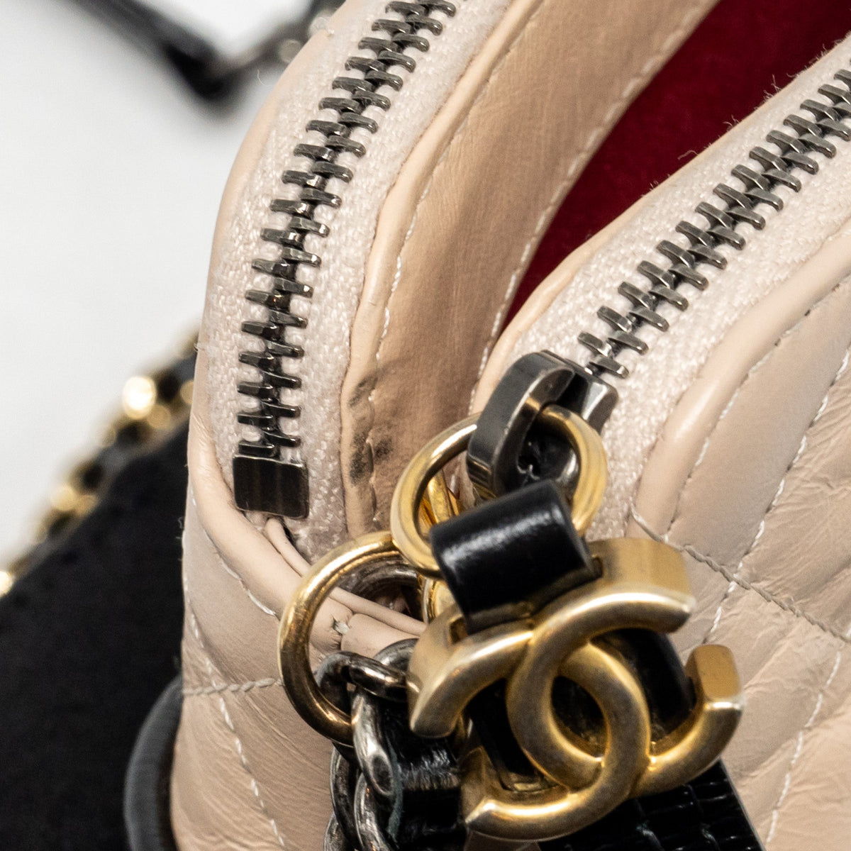 CHANEL GABRIELLE DOUBLE ZIP CLUTCH ON CHAIN AGED CALFSKIN BEIGE/BLACK MULTICOLOUR HARDWARE