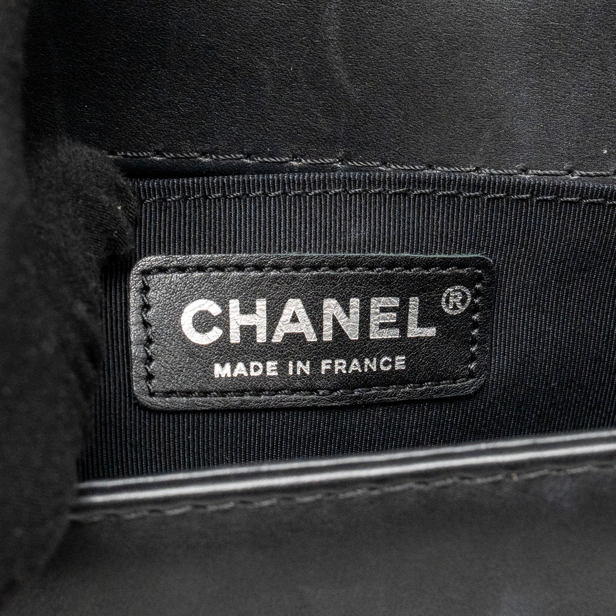 CHANEL MEDIUM BOY BAG CALFSKIN BLACK RUTHENIUM SHW