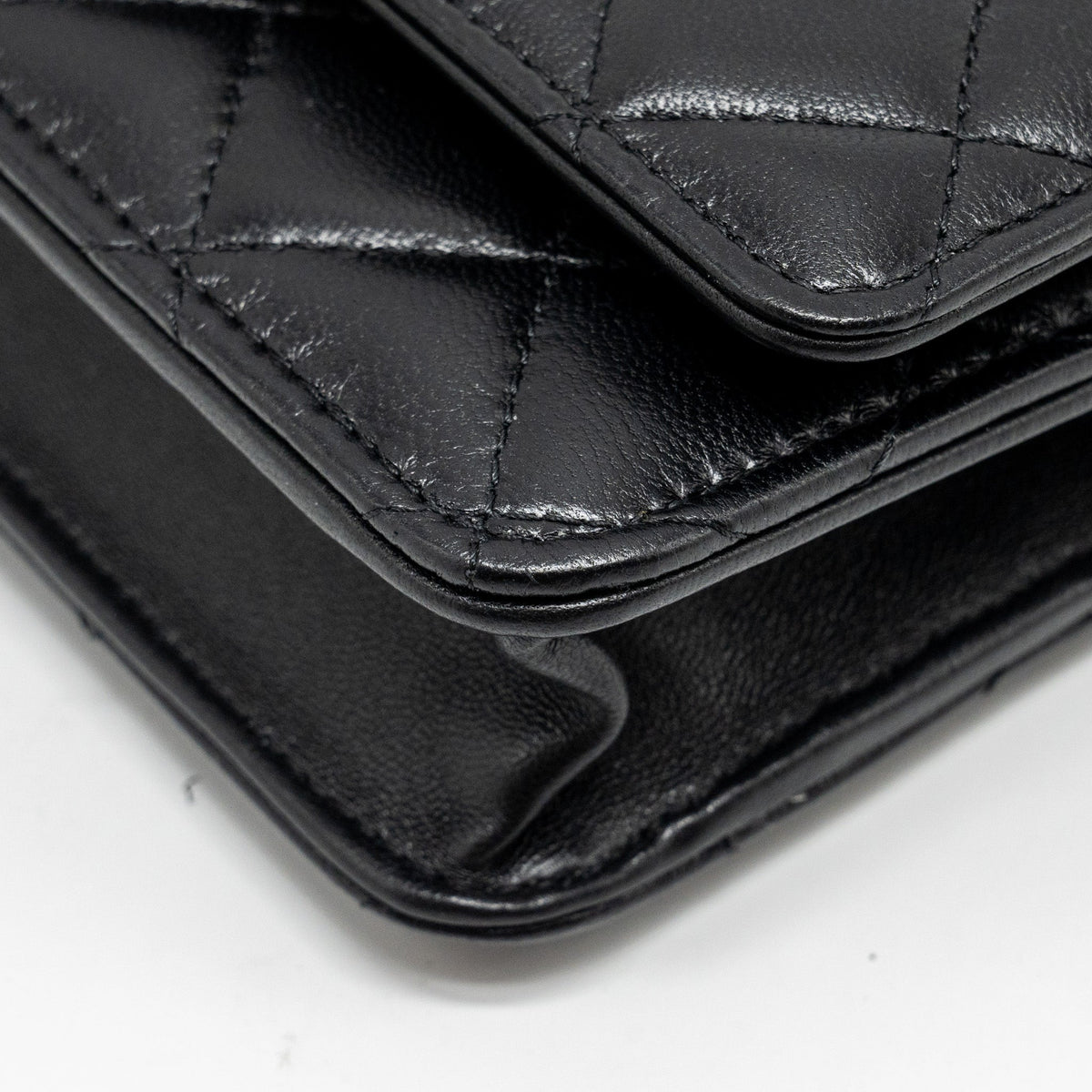 CHANEL PEARL DETAILED TOP HANDEL WALLET ON CHAIN LAMBSKIN BLACK LGHW (MICROCHIP)