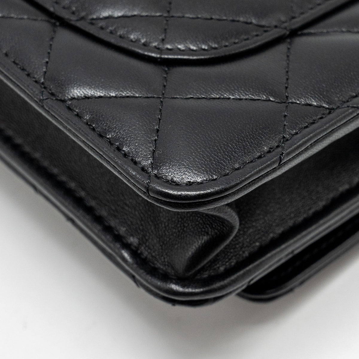CHANEL PEARL DETAILED TOP HANDEL WALLET ON CHAIN LAMBSKIN BLACK LGHW (MICROCHIP)