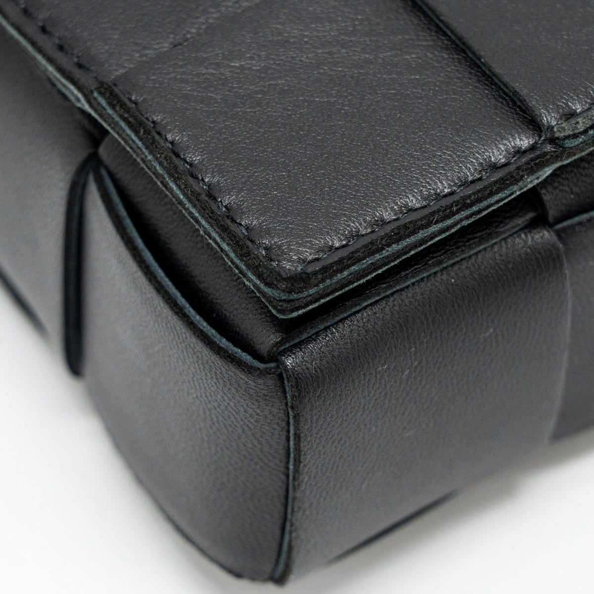 BOTTEGA VENETA SMALL CASSETTE BAG LAMBSKIN BLACK GHW