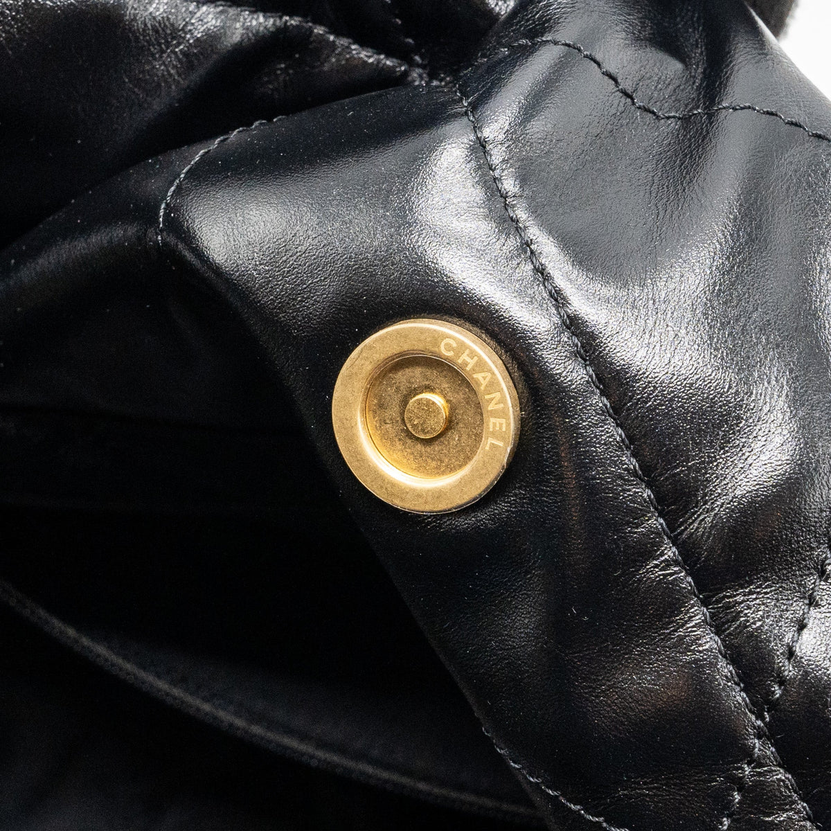 CHANEL MEDIUM 22 BAG GOLD LETTER SHINY CALFSKIN BLACK GHW(MICROCHIP)