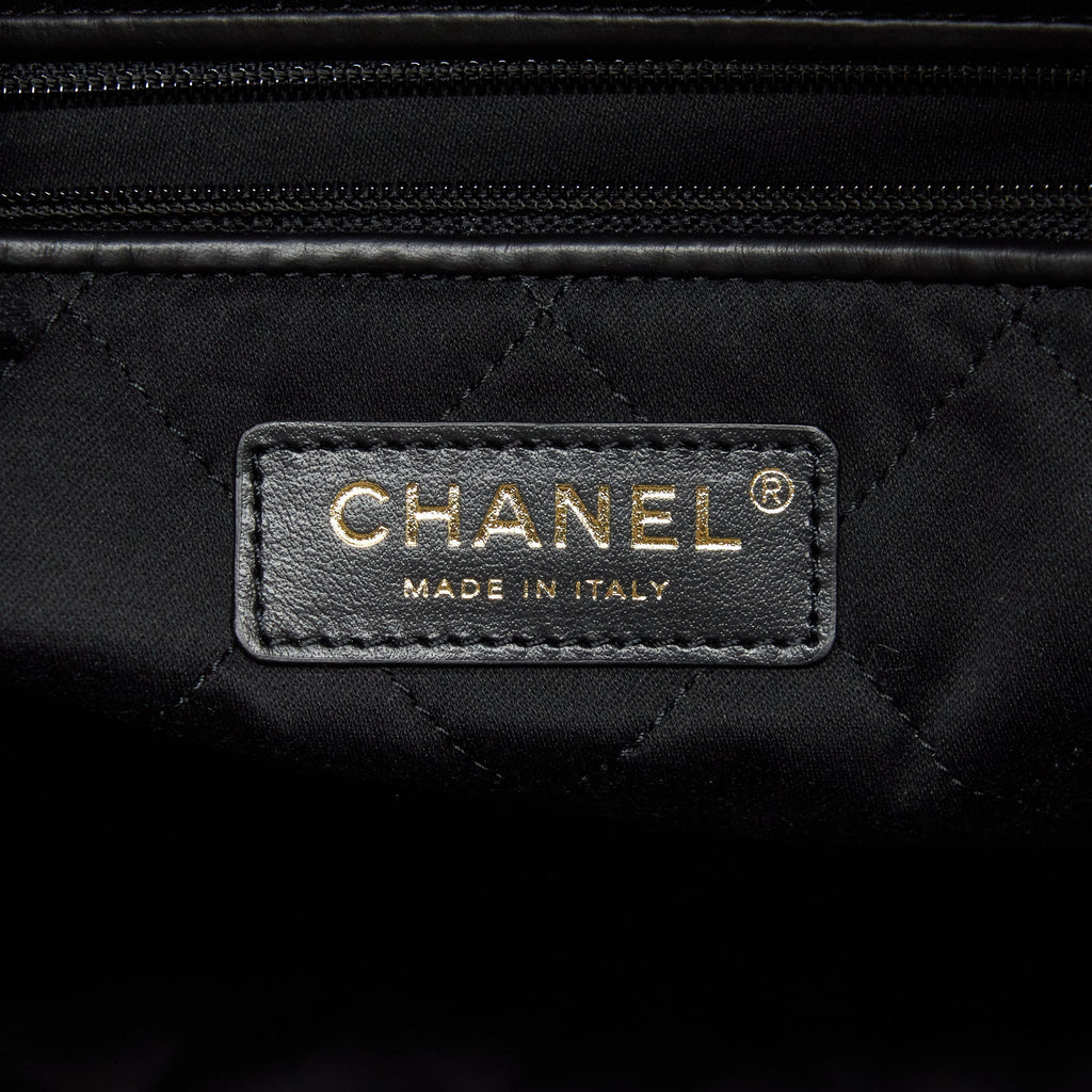 CHANEL 22 HANDBAG SHINY CALFSKIN BLACK GHW (MICROCHIP)