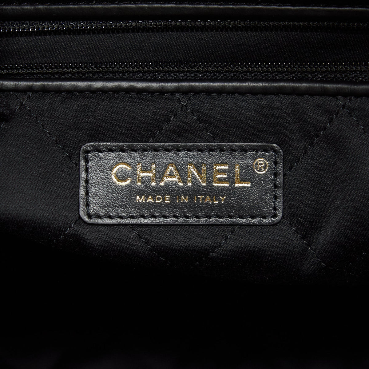 CHANEL 22 HANDBAG SHINY CALFSKIN BLACK GHW (MICROCHIP)