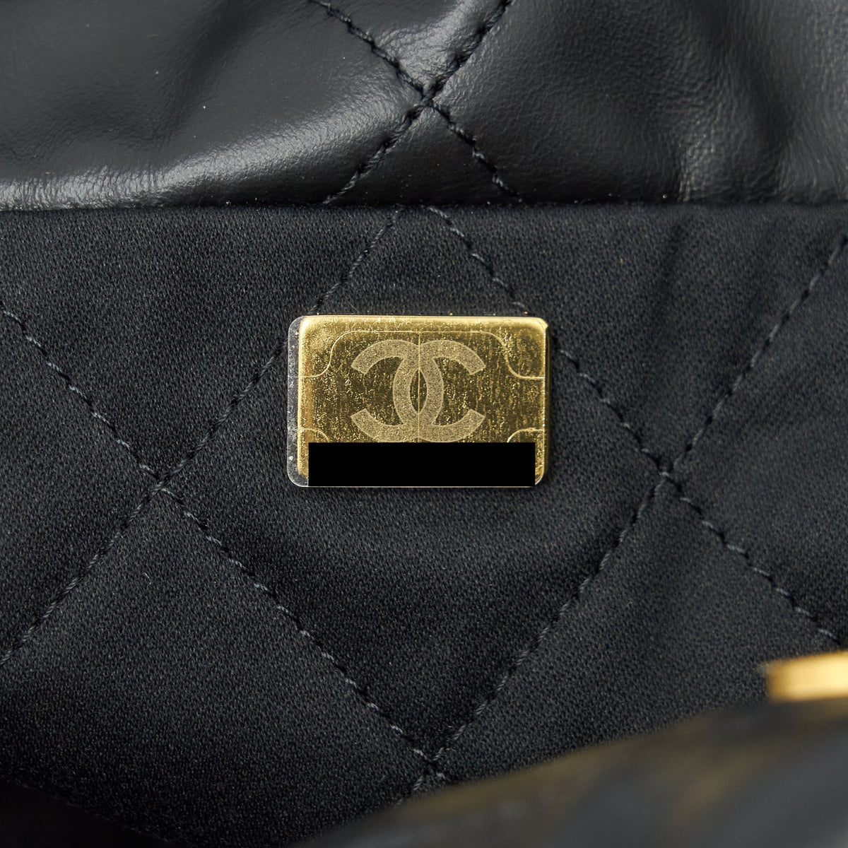 CHANEL 22 HANDBAG SHINY CALFSKIN BLACK GHW (MICROCHIP)
