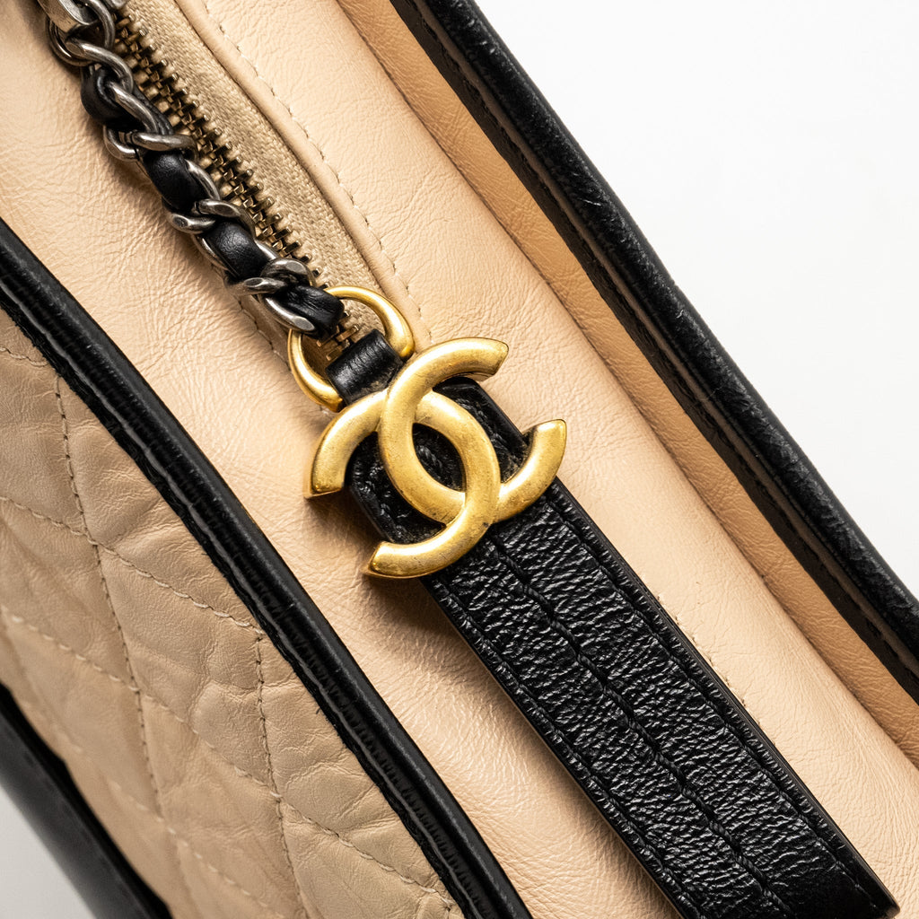 CHANEL SMALL GABRIELLE HOBO BAG AGED CALFSKIN BEIGE / BLACK MULTICOLOUR HARDWARE