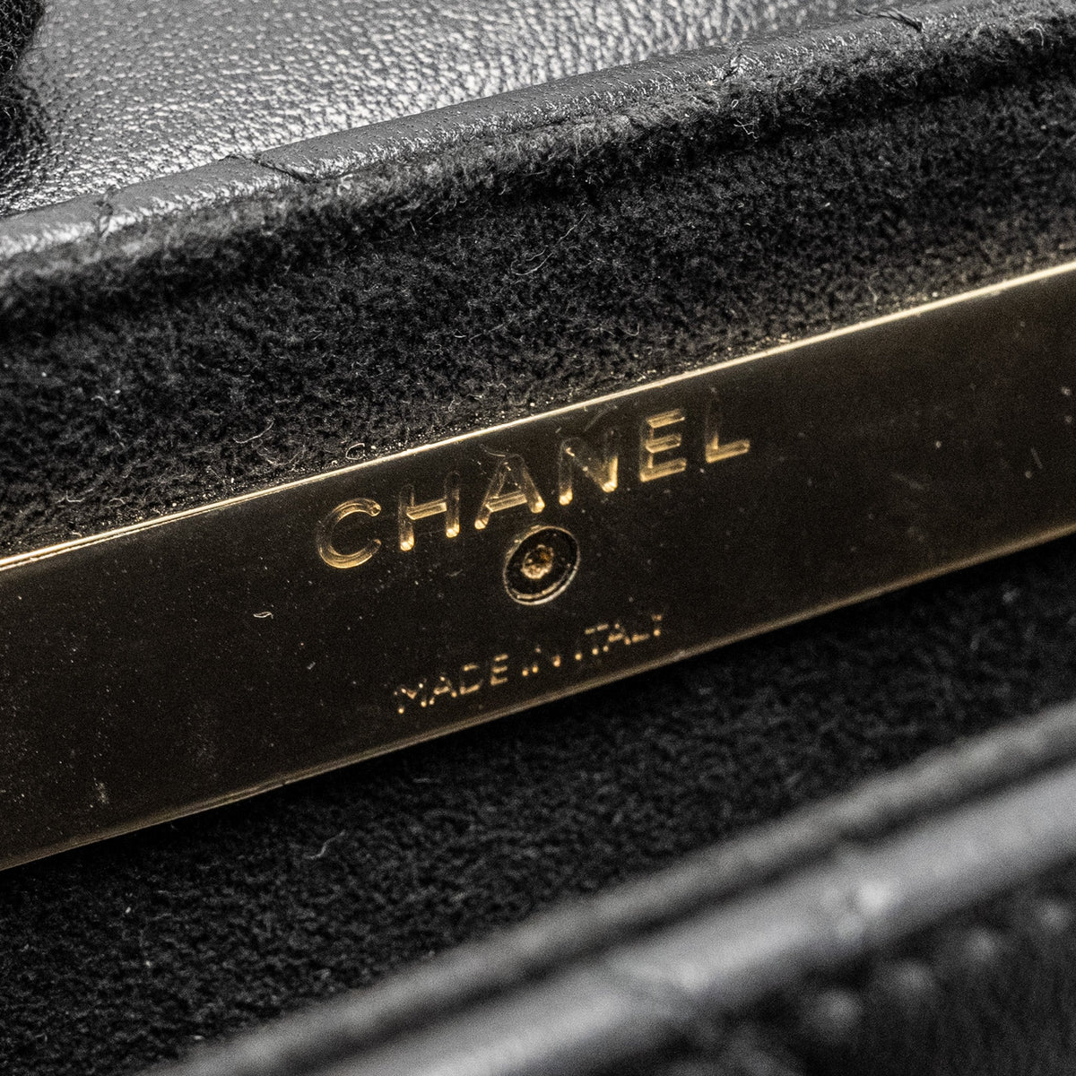 CHANEL 22A PHONE CASE/MINI WALLET ON CHAIN LAMBSKIN BLACK LGHW (MICROCHIP)