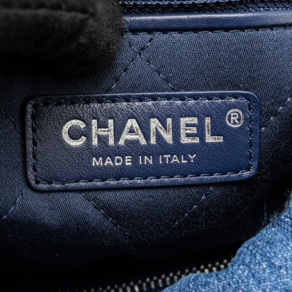 CHANEL SMALL 22 BAG DENIM BLUE/WHITE SHW (MICROCHIP)