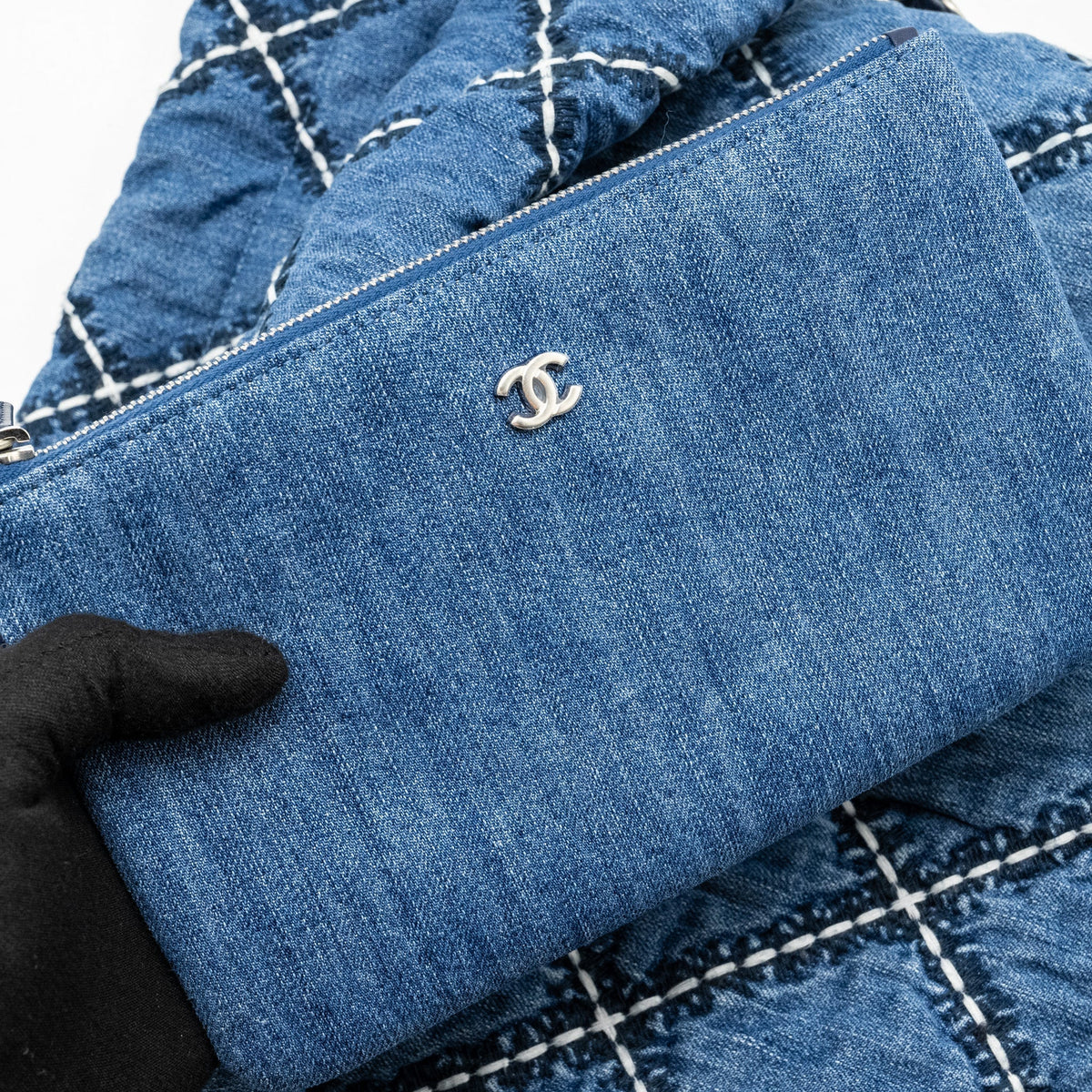 CHANEL SMALL 22 BAG DENIM BLUE/WHITE SHW (MICROCHIP)
