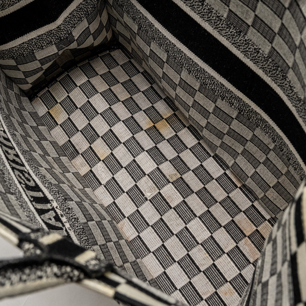 DIOR LARGE BOOK TOTE WHITE CHECKERED EMBROIDERED CANVAS BLACK / WHITE
