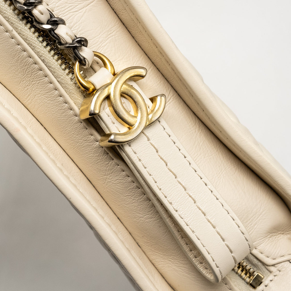 CHANEL SMALL CHEVRON GABRIELLE HOBO BAG CALFSKIN WHITE MULTICOLOUR HARDWARE