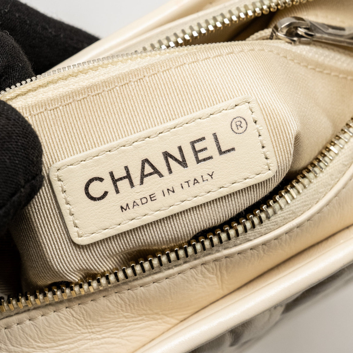 CHANEL SMALL CHEVRON GABRIELLE HOBO BAG CALFSKIN WHITE MULTICOLOUR HARDWARE