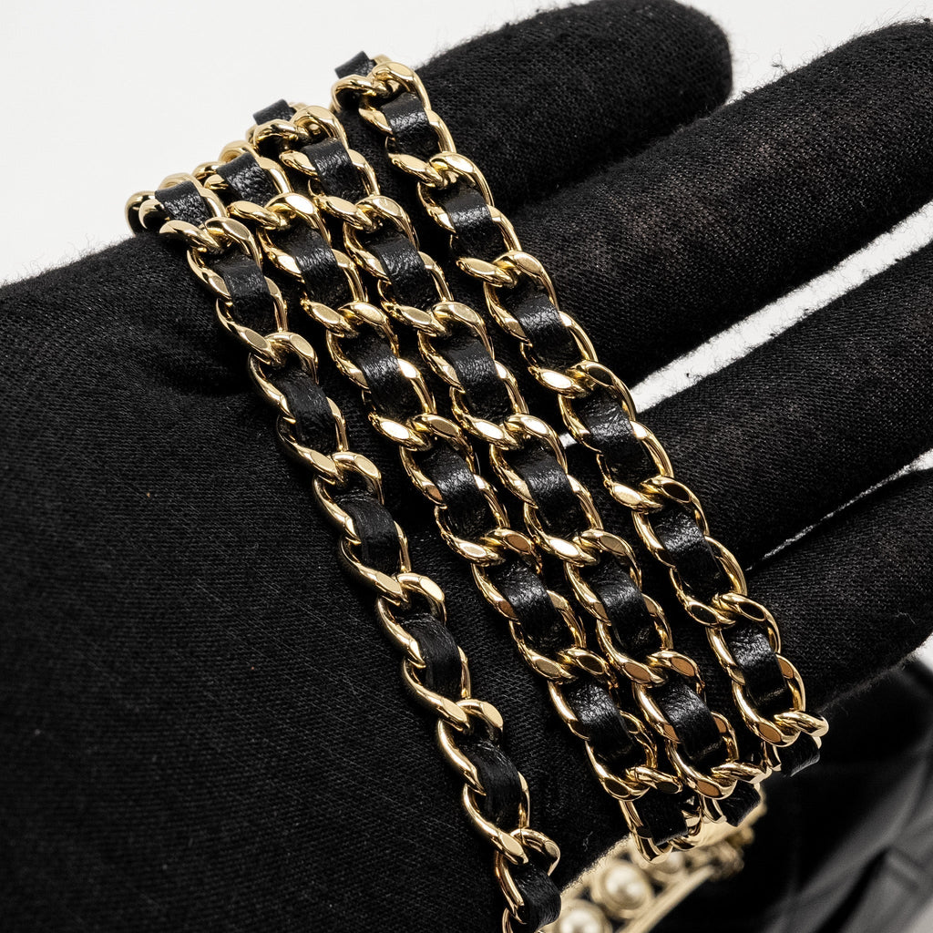 CHANEL PEARL DETAILED TOP HANDEL WALLET ON CHAIN LAMBSKIN BLACK LGHW (MICROCHIP)