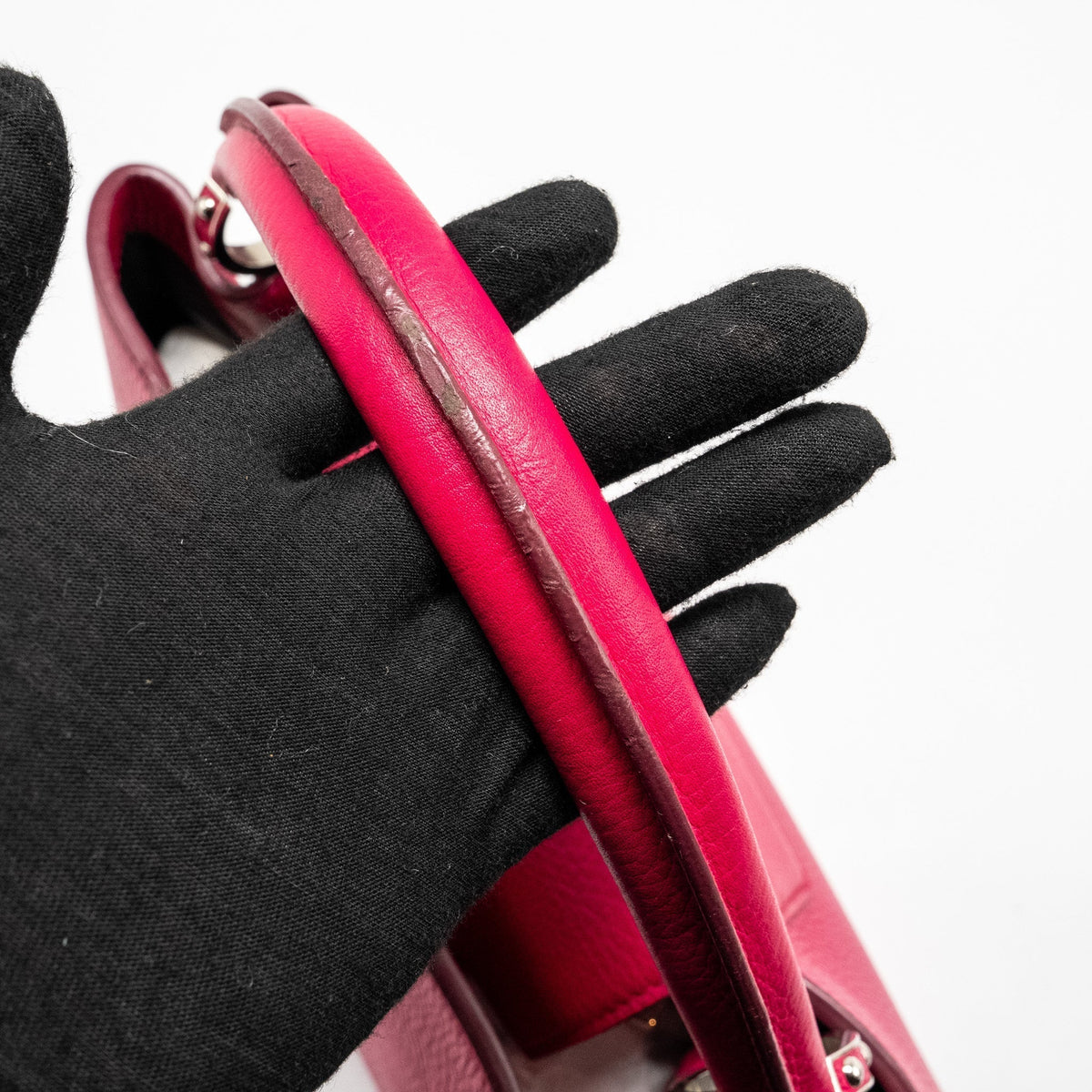 LOUIS VUITTON CAPUCINES TAURILLON HOT PINK SHW